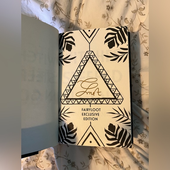 Witches Steeped in Gold and Empress Crowned in Red Fairyloot editions - Picture 5 of 5